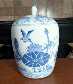 12"x 8" Vintage Chinese blue and white porcelain ginger jar