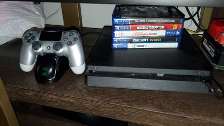 Ps4 1Tb and charging station for 2 controls