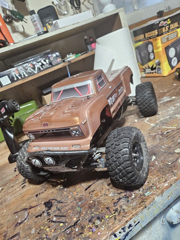 TRAXXAS 11/10 RUSTLER ARMA OUTCAST SHELL ON TOP, JUST NEEDS NEW BATTERY