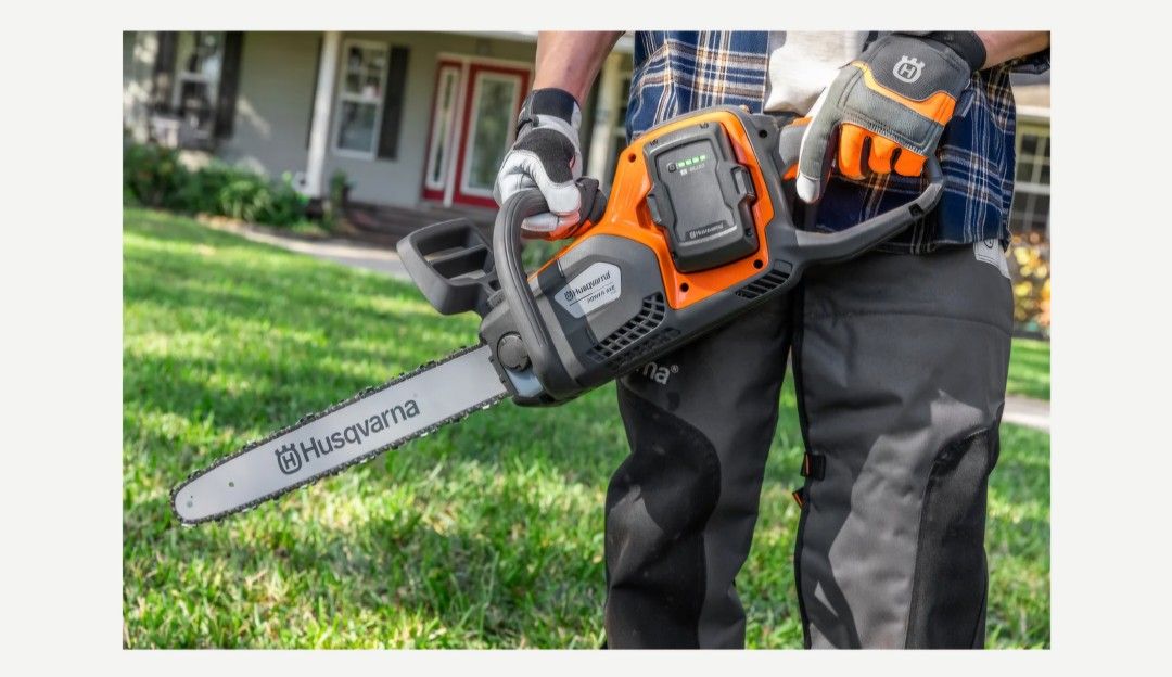 Husqvarna Power Axe 350i 40-volt 18-in Battery 7.5 Ah Chainsaw Battery Included Charger Brand New 