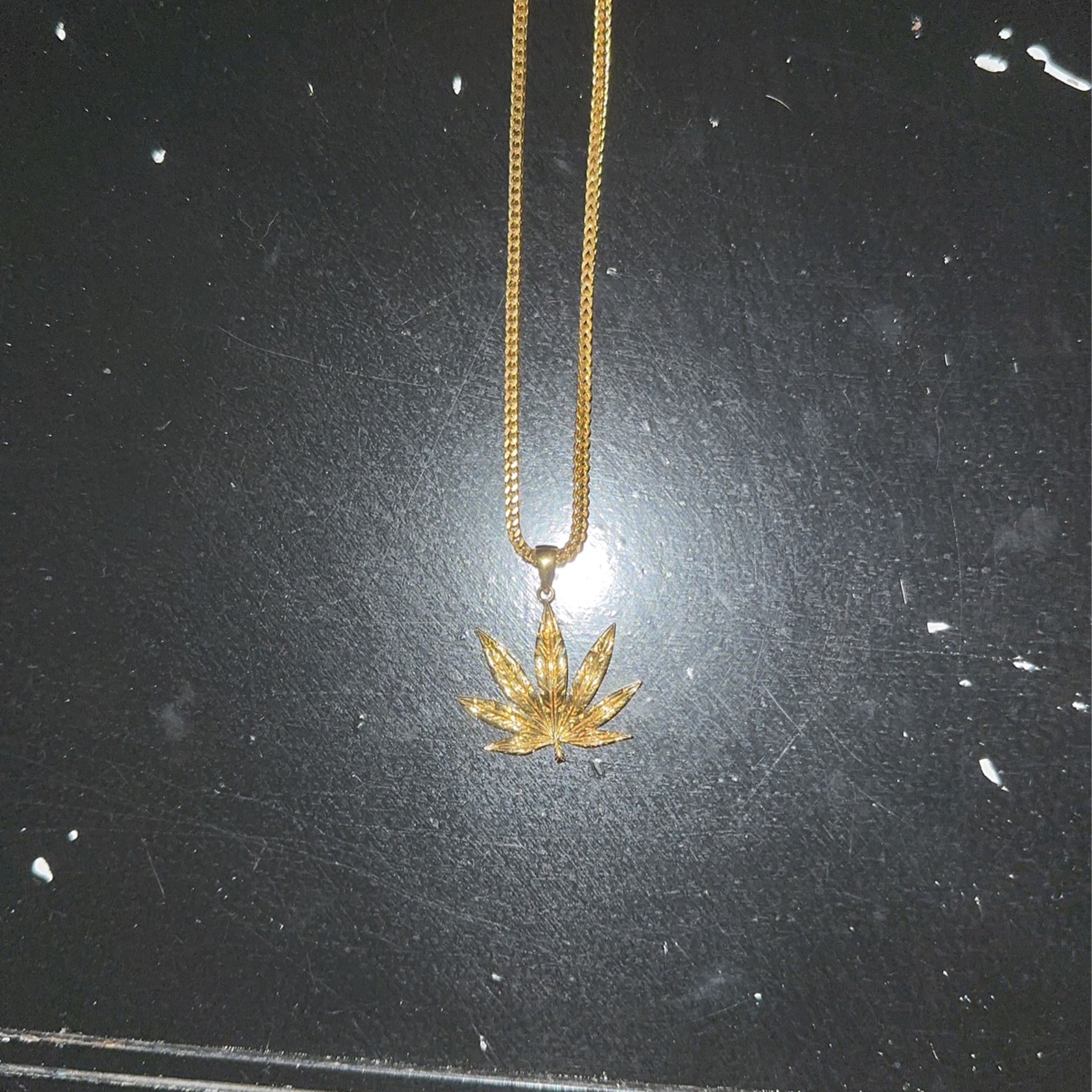 (NEW) 18K Gold Plated Franco Chain W/ Weed Leaf Pendant