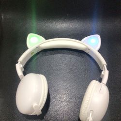 Kitty Headphones That Light Up On It’s Ears