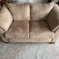 Gorgeous Love Seat In Mint Condition 