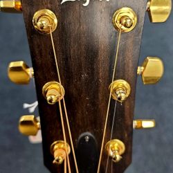 Acoustic Guitar TAYLOR 