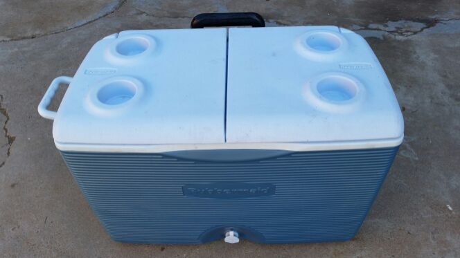 Rubbermaid 67 qt Wheeled Cooler Ice Chest with double lid