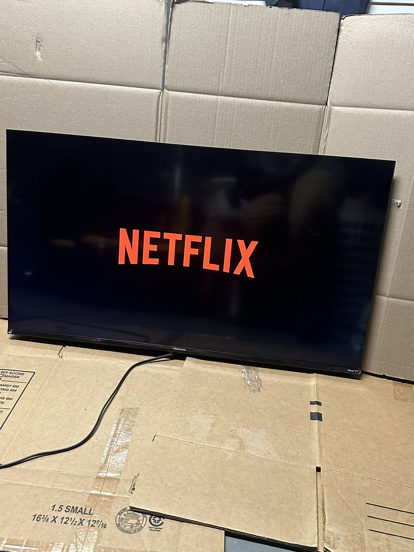 Hisense model 40H4+ 40” Flat Screen Smart tv 