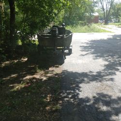 FISHING.   BOAT.  RUNS.      900. DOLLARS