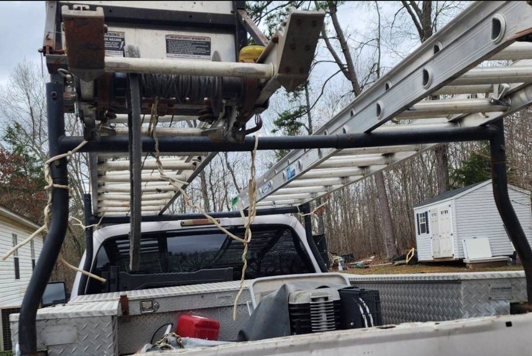 Adjustable truck ladder rack