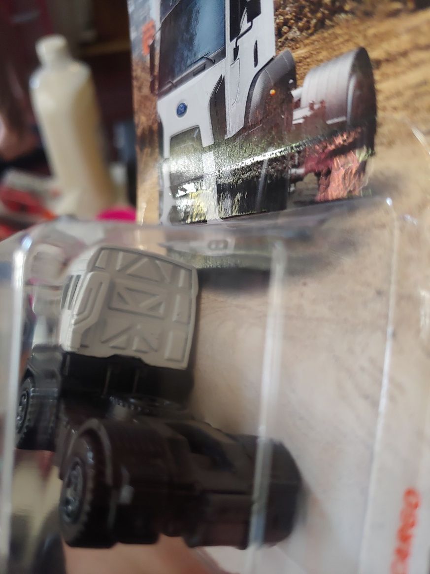 2013 Ford cargo truck 🔥 1:64 scale MATCHBOX (half off only if you pickup)
