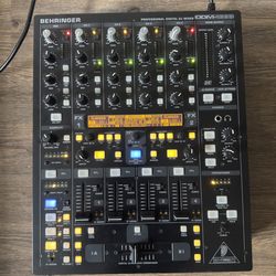 Behringer DDM4000 Mixer