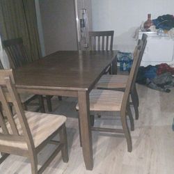 Dining Room Table It's For Six People. Comedor Para 6 Personas 