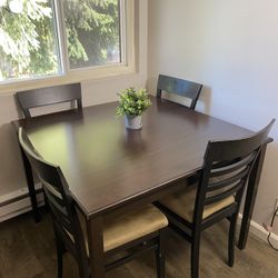 Room&Board 4 Chairs Dining Table 