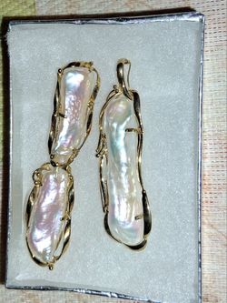 Hawaiian Yellow Gold and Pearl Pendant And Earrings 