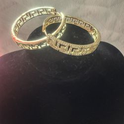 Gold plated with four layers of 14k gold, suitable for daily use, can get wet, very good quality, does not harm the skin, 