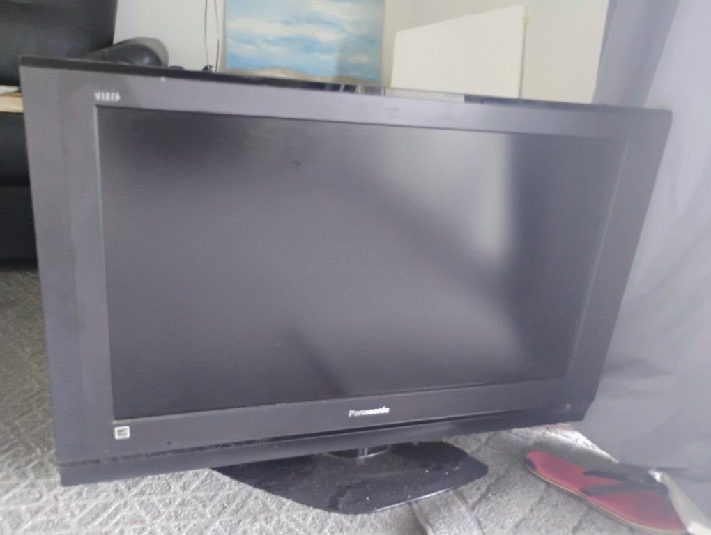 Panasonic serial https://offerup.com/redirect/?o=bm8uVEM= 32LX700. LED. 32" 120 Hz. Runs perfectly well. Has HDMI 1 and 2.