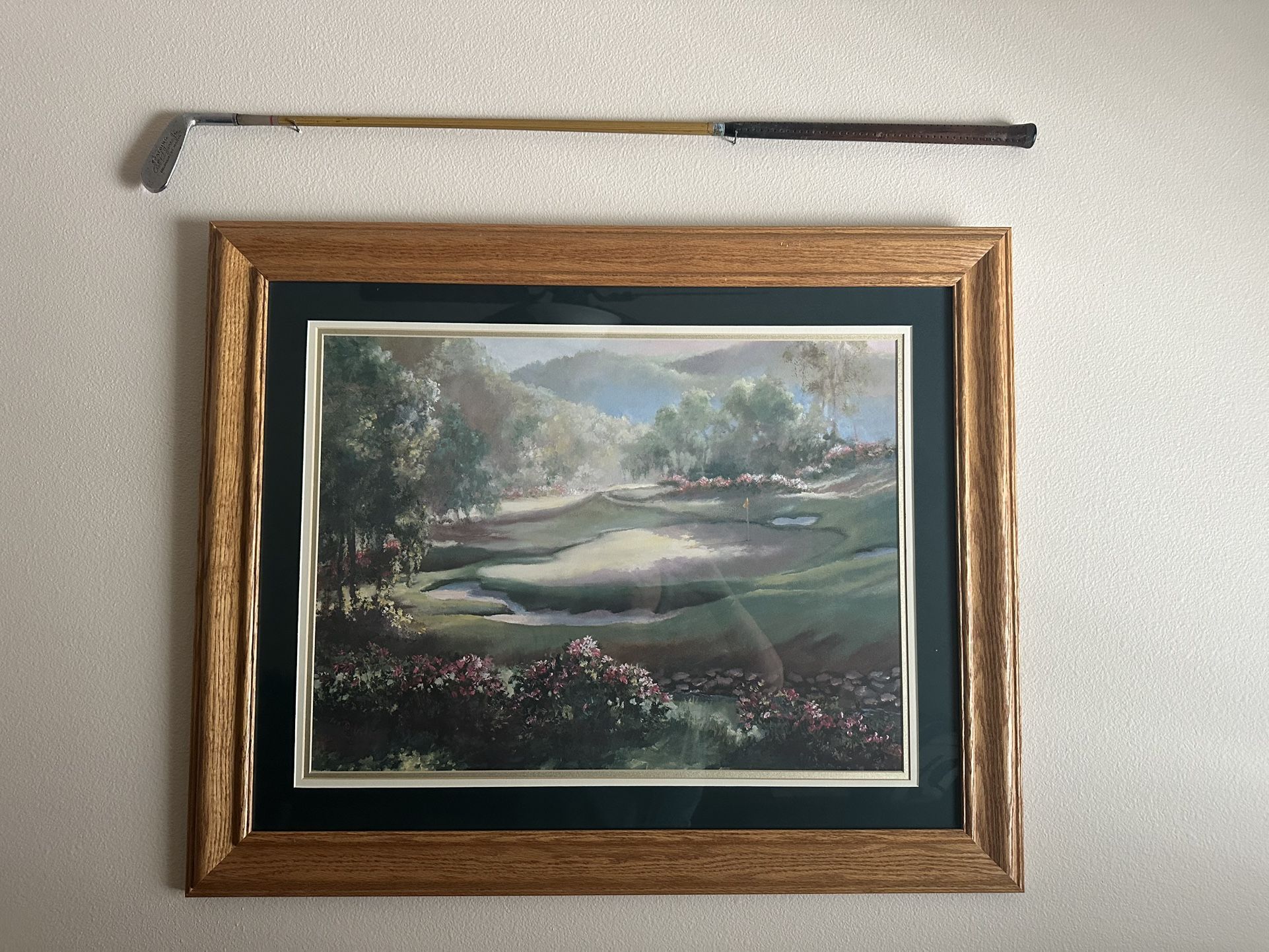 ⛳️Oak Framed Print with glass and vintage golf club. Frame measures 32”Lx 26”H Smoke and pet free home. PU in Kennewick near Canyon Lakes Golf Cou