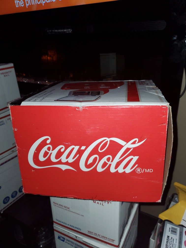 Coca-Cola Mini Fridge. 4L/6 Cans (New)