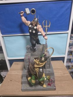 Sideshow Thor vs Loki statue