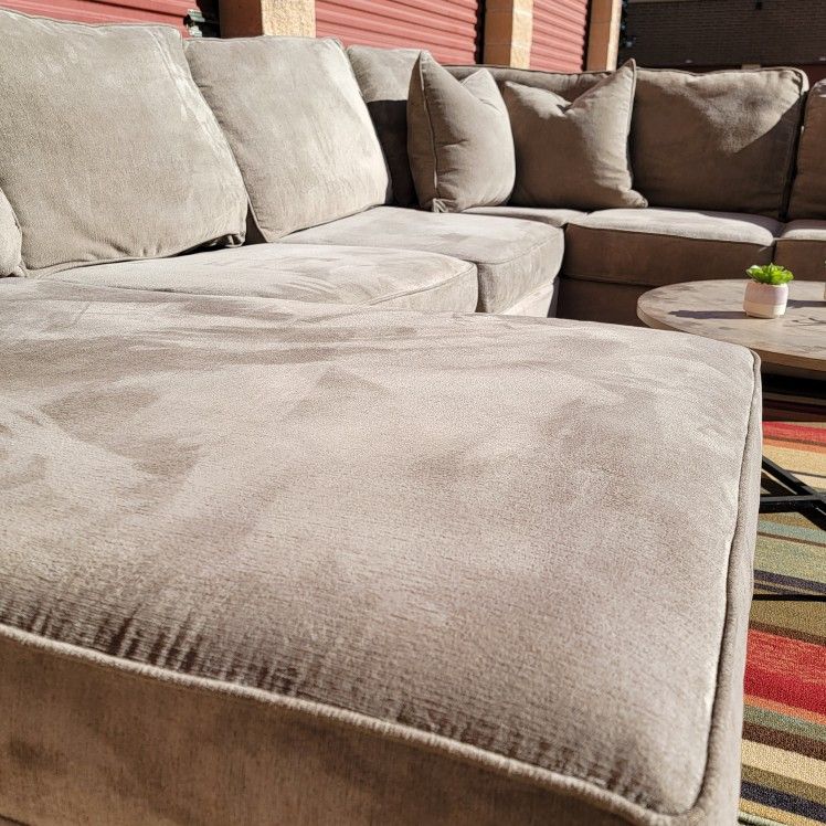 Havertys Sectional W/ Delivery for Sale in Mckinney, TX OfferUp