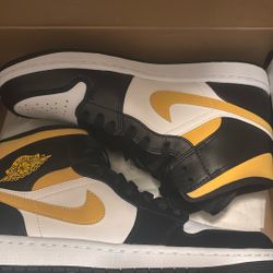 AIR JORDAN 1 MID 