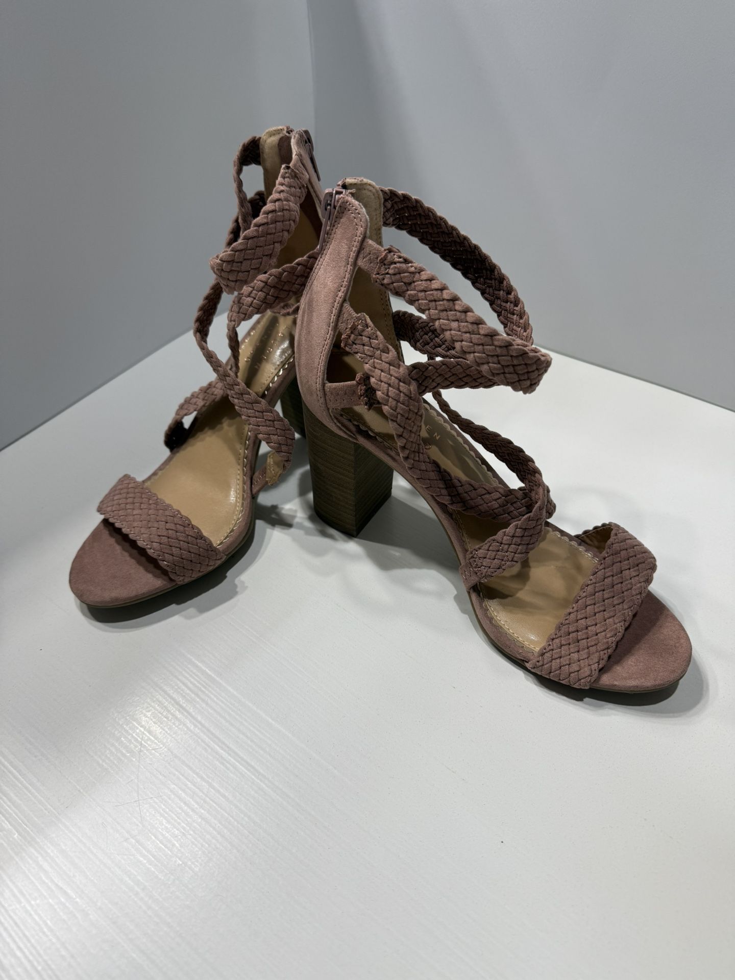 LC Lauren Conrad Pumps