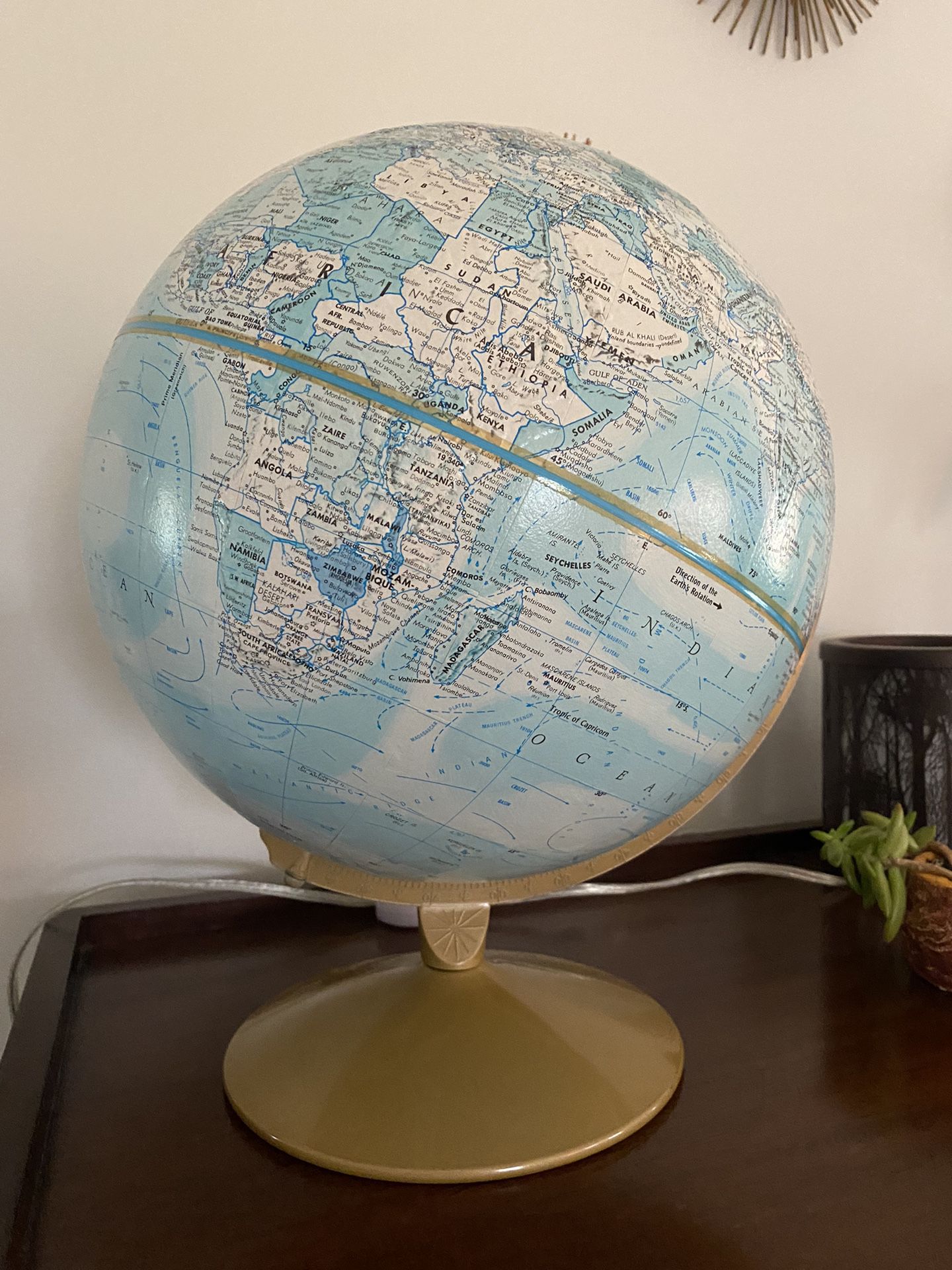 vintage replogle world nation 12” globe with textured elevation excellent condition can deliver 