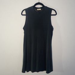 black long sleeveless top