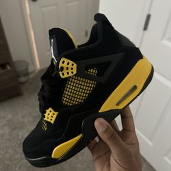 SIZE 9 JORDAN 4 THUNDER