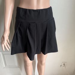 Woman’s  La Kottee Black Pleated Skort size Medium