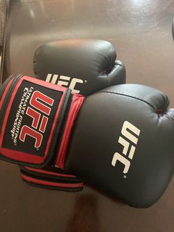 UFC Boxing Gloves. (Adult) 12 Oz