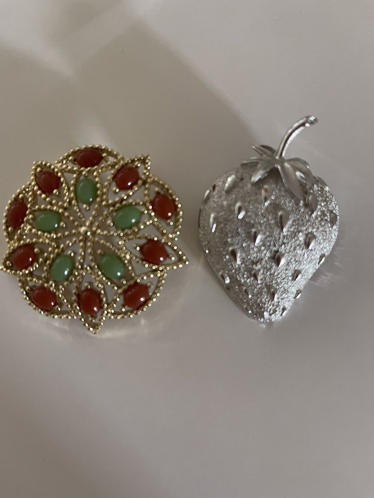 Brooches Sarah Coventry Gold Tone Multicolored Stone Cabochon, Strawberry Ice