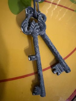 Oversized cast iron gothic style keys