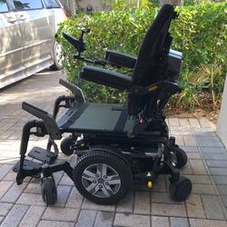 Power Quantum rehab Q6 edge 6 power wheelchair