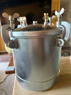 Pressure pot paint tank