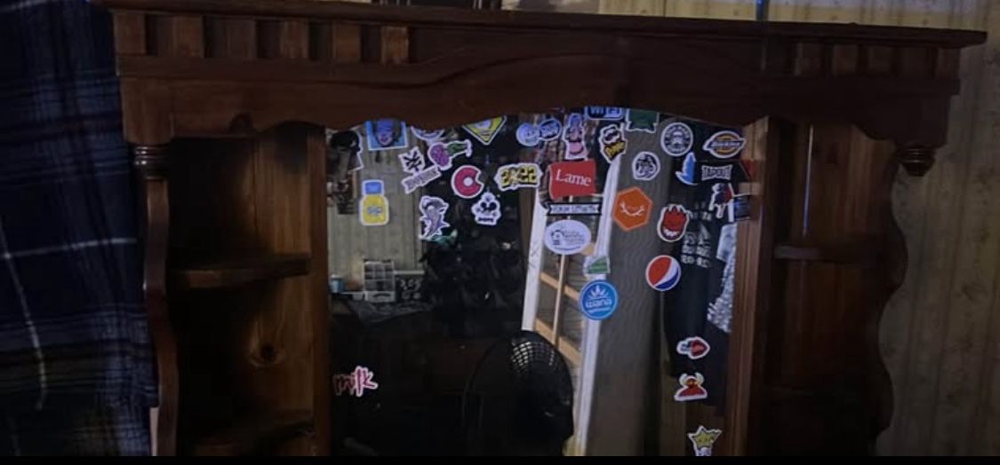 Dresser  Comes With Mirror And 2 Lights U Gonna Plug In