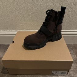 New in box Ugg Ashton Lace Up boot size 7