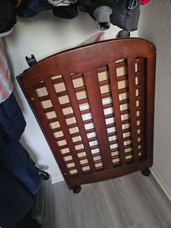 Wooden crib with wheels