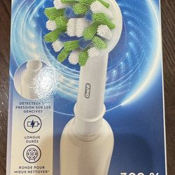 New - Oral-B 1000, Electric Toothbrush with Brush Head