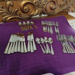 REED & BARTON  FLATWARE SET