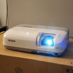 Epson Projector With Remote And Carry Bag. Brand New Lamp Replaced. 0 Hrs On Lamp