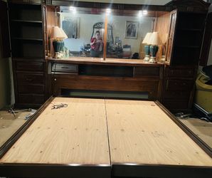 Base Completa Cal King con storage abajo del colchón  y a Los Lados, Tiene Luces Donde Vá El Espejo Y En La Parte De Abajo, Donde Vá El Colchon.