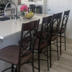 BAR STOOLS SET OF 4 / METAL FRAME in Good Condition!