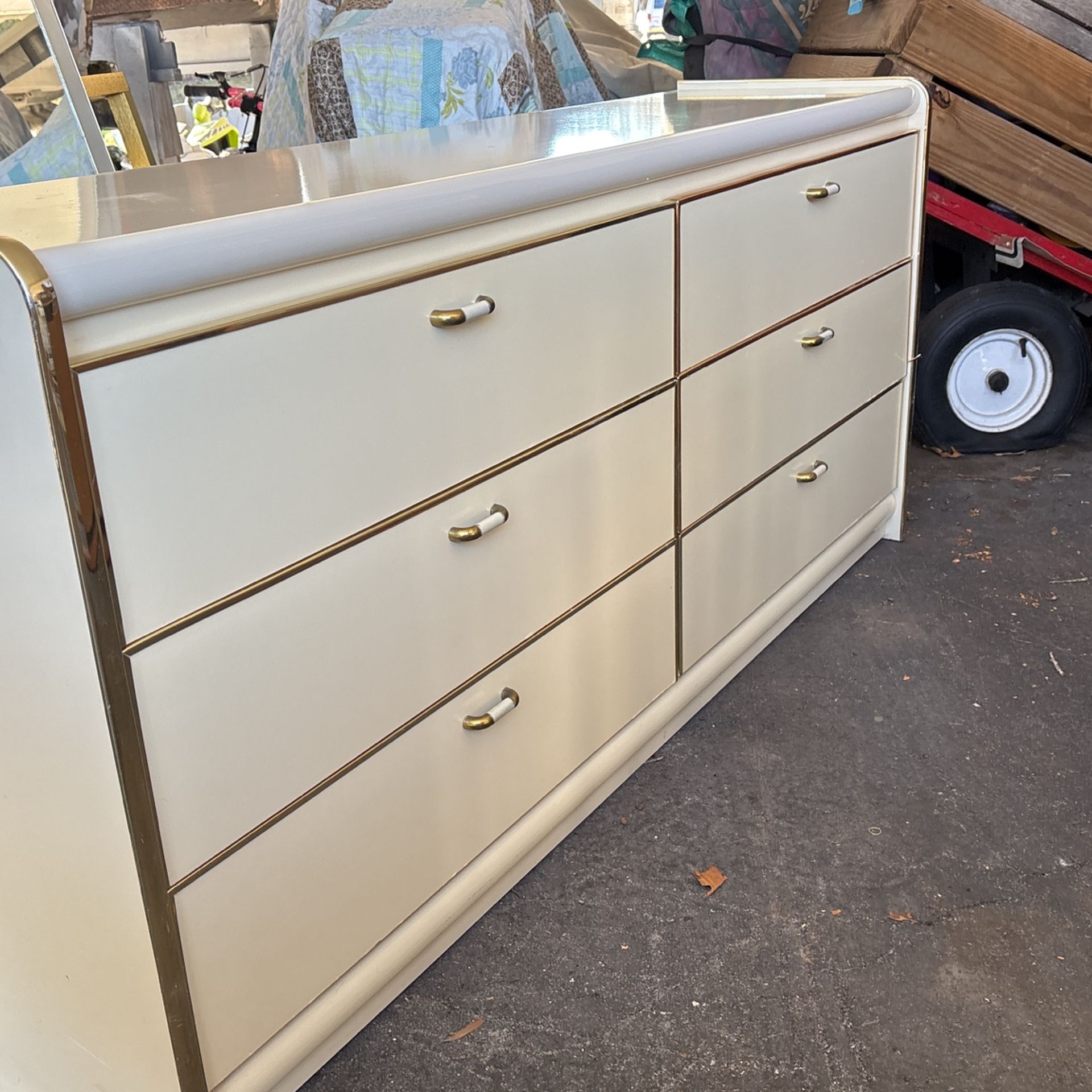 Dresser With Mirror
