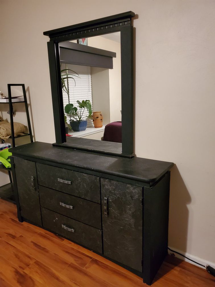 **pending pick up*****Dresser and mirror FREE
