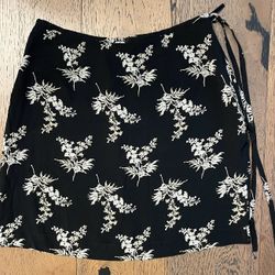 Banana Republic Black Floral Rayon Mini Short Skirt  14w by 18L size 8