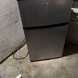 Whirlpool Reversible door Refrigerators with Shelves, Stainless Steel