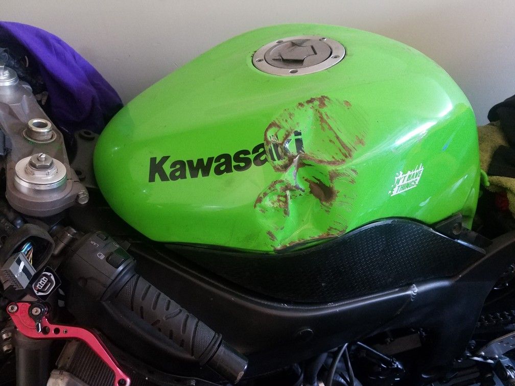 07 08 kawasaki zx6r fuel tank ONLY for Sale in Houston, TX