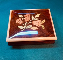 Vintage beautiful decorative lacquered solid wood jewelry box with inlaid wood from Italy