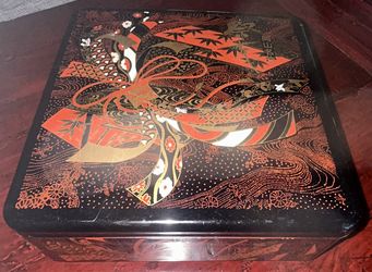 Traditional Japanese Lacquerware Bento Box w/ Lid