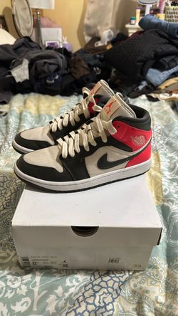 Wmns Air Jordan 1 Mid SE 'Newsprint', size 8.5 women, used excellent